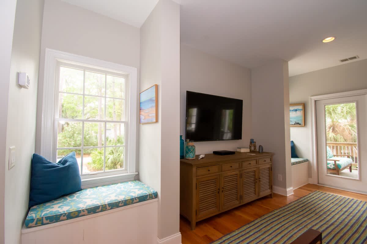 Living Room TV/window seats