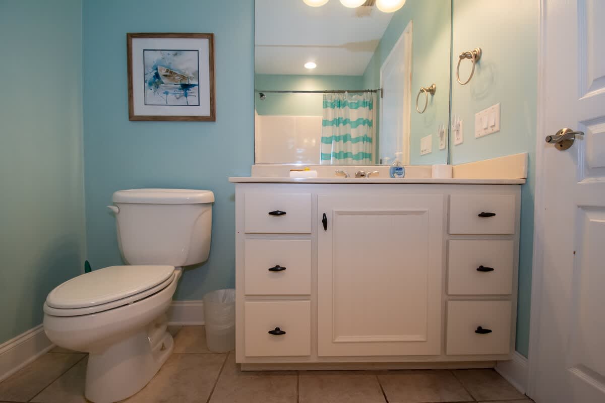 2nd Level Hallway Full Bathroom