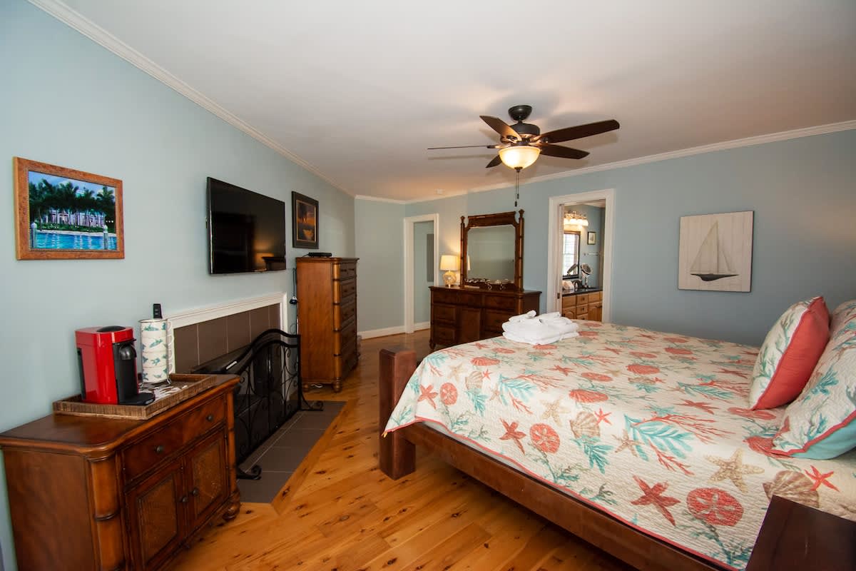 Primary bedroom with en suite bathroom
