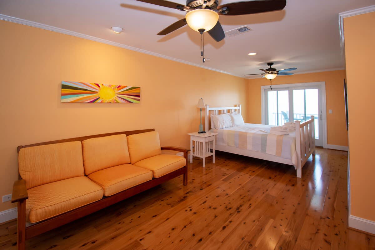 Second floor guest bedroom with en suite bath