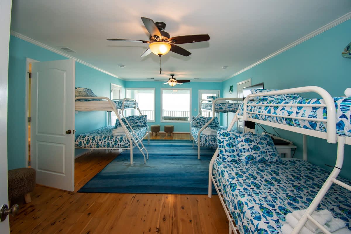 3rd Floor Bunk Room (4th Story) with en suite Bath & Xbox and Playstation