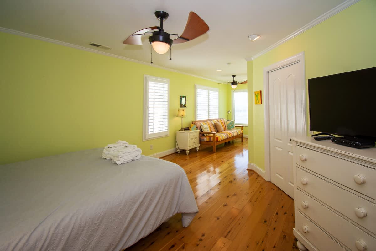 Second floor guest bedroom with en suite bath