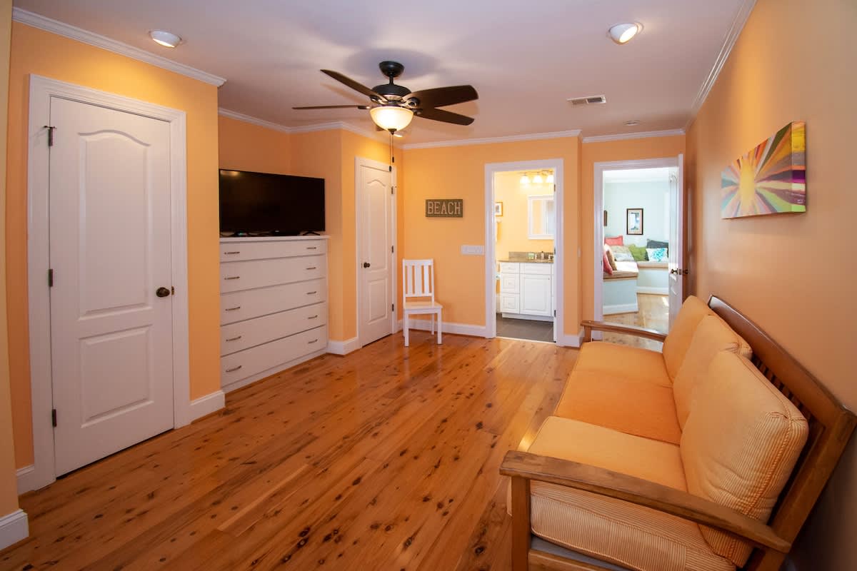 Second floor guest bedroom with en suite bath