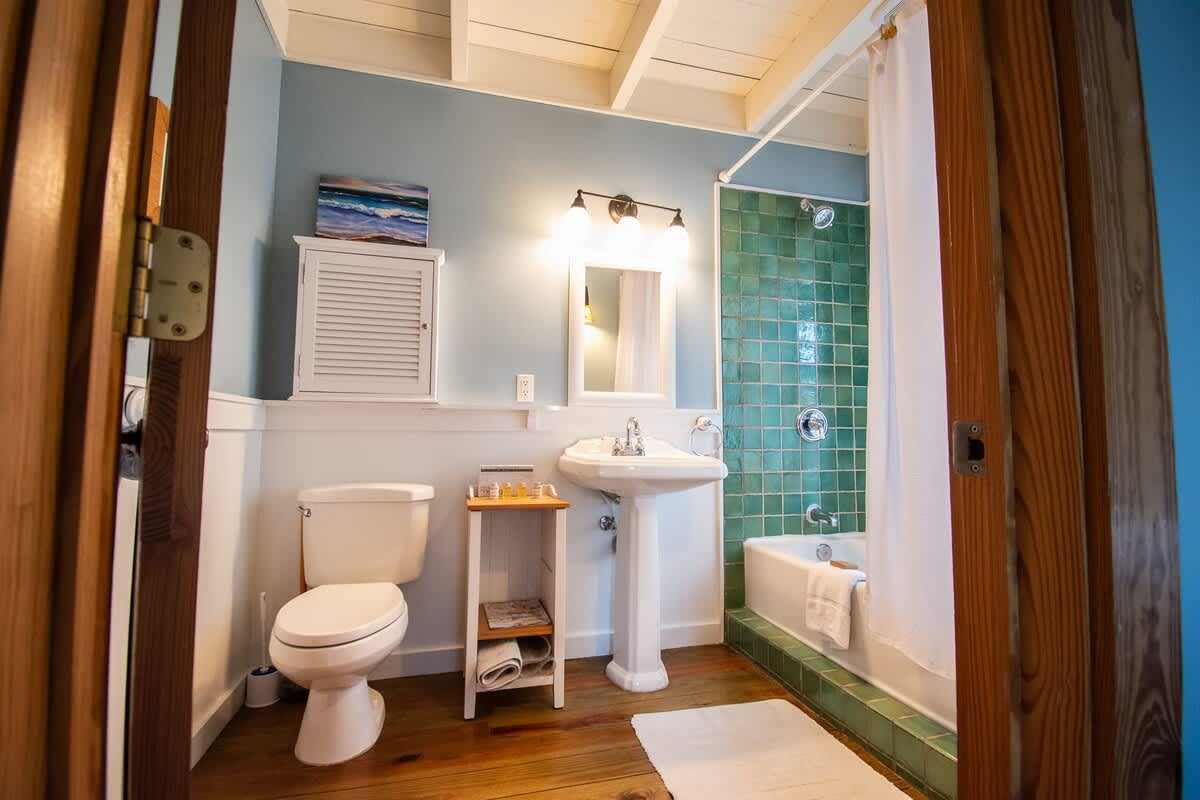 Guest Bedroom 1 Full Bathroom, En Suite