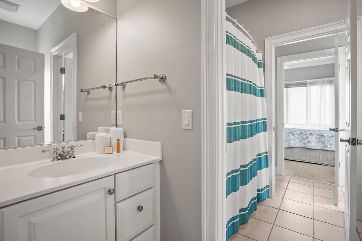 Jack and Jill Full En Suite Bathroom