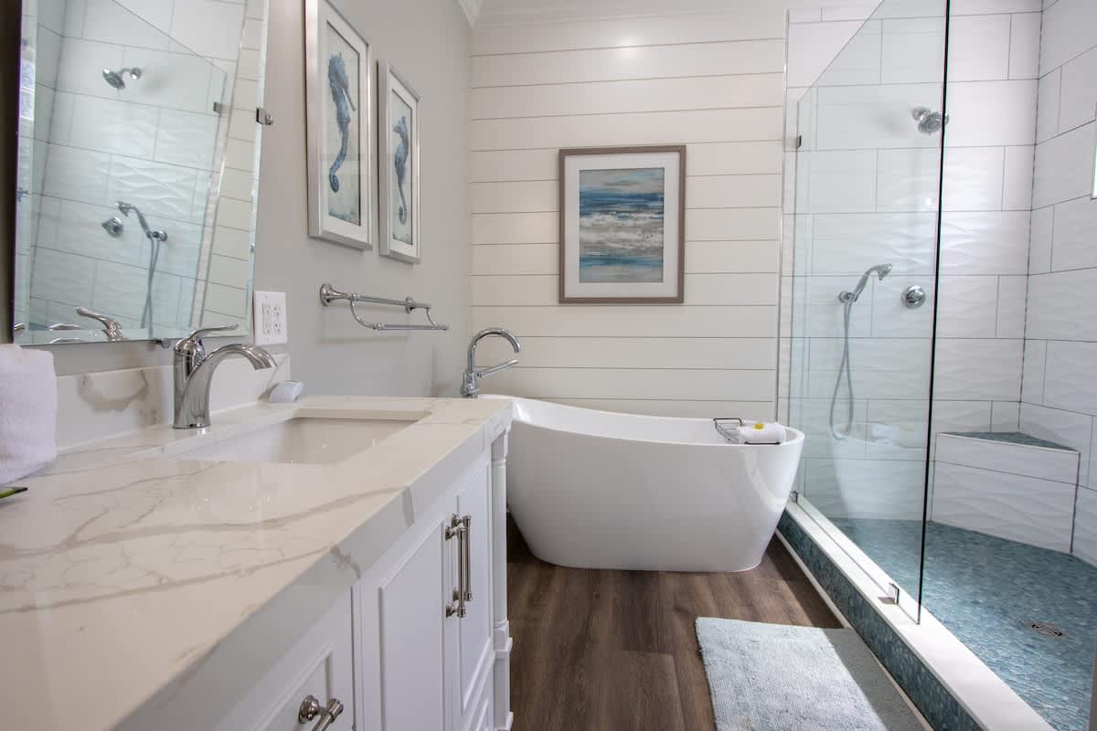 1st Level Primary Full En Suite Bathroom with Soaking Tub