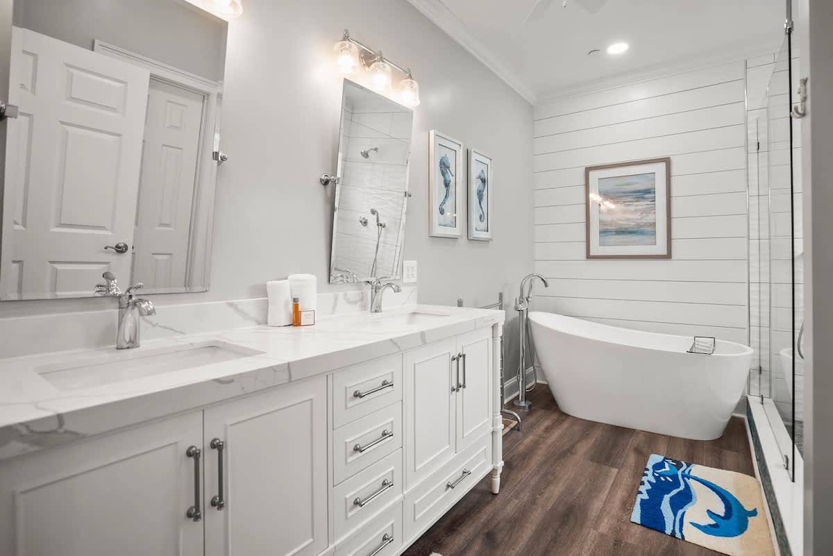 1st Level Primary Full En Suite Bathroom with Soaking Tub
