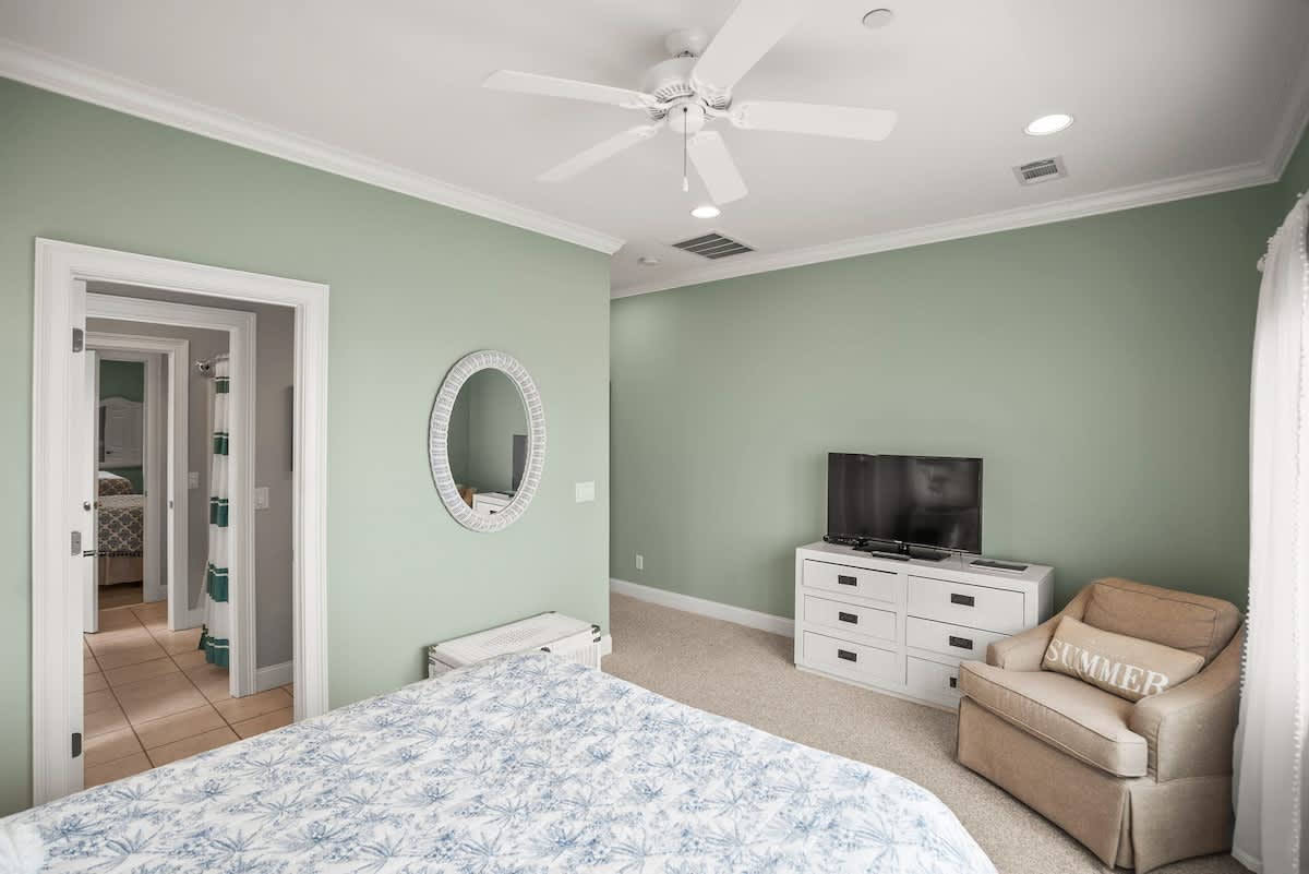 Ocean Front Queen Bedroom with Entrance to Jack and Jill Bathroom