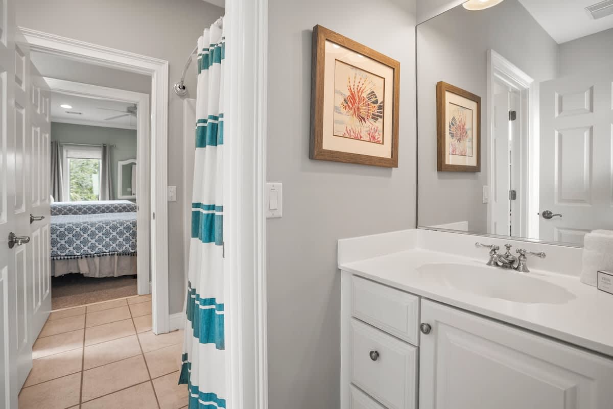 Jack and Jill Full En Suite Bathroom