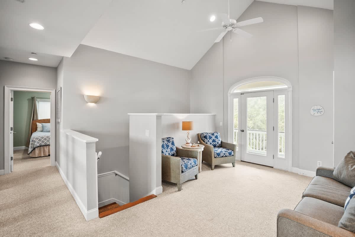 2nd Level Seating Area/Pull Out Couch with Access to Front Balcony