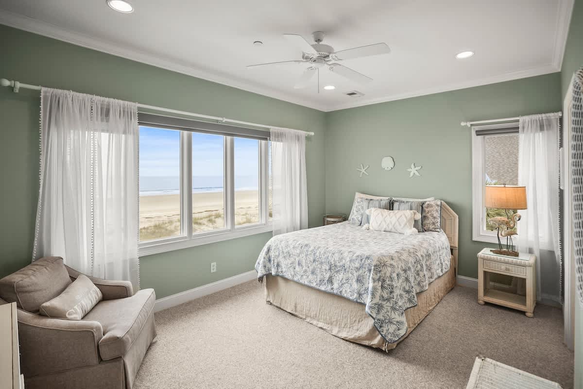 2nd Level Guest Bedroom with Queen Bed Oceanfront with Full En Suite Jack and Jill Bathroom