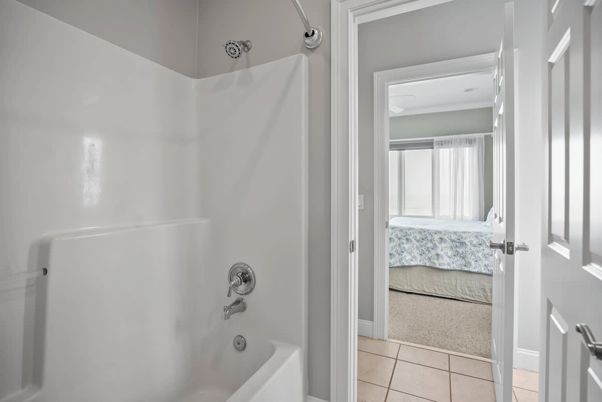Jack and Jill Full En Suite Bathroom