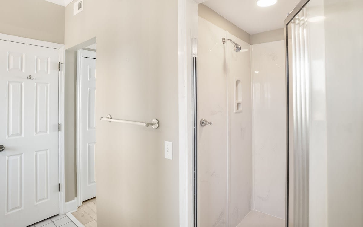 Full En Suite Bathroom 