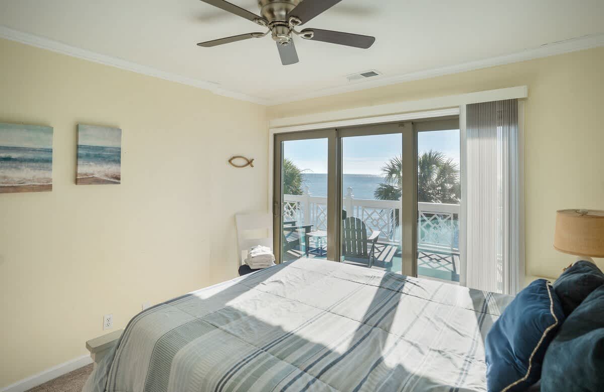 Guest Bedroom with Queen Bed, Jack and Jill Full En Suite Bathroom and Ocean View Balcony