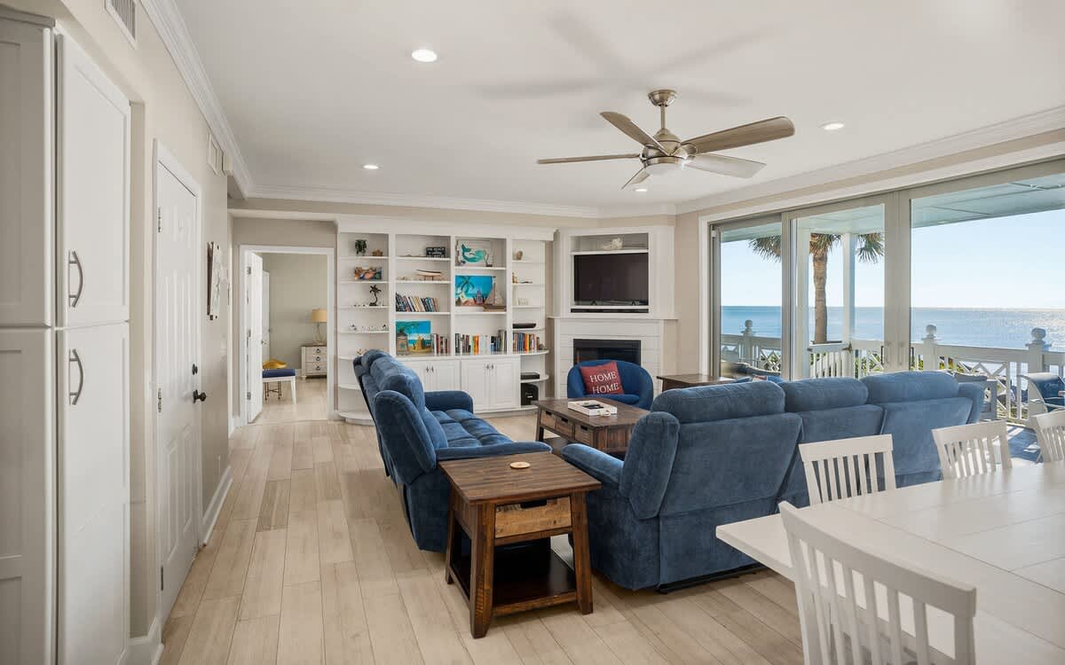 Living Room/Dining Area