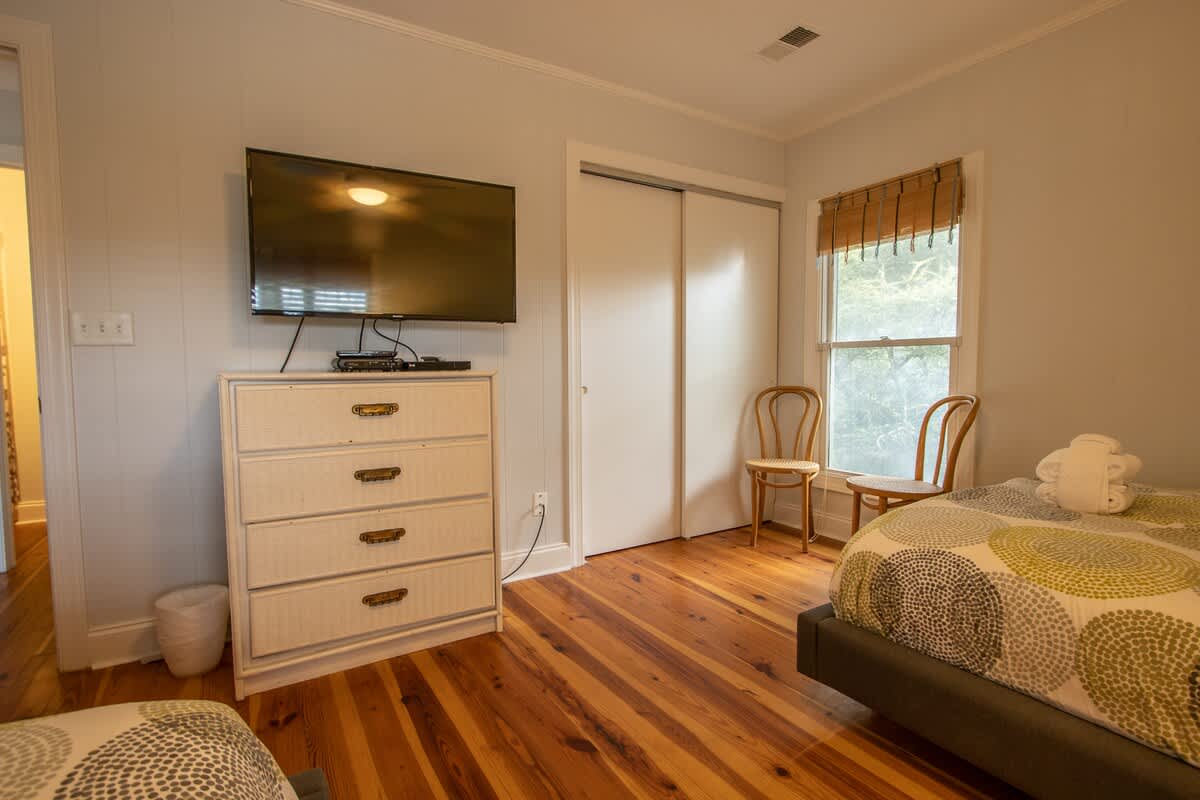 Bedroom 3, TV