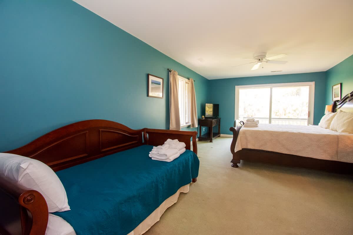 Master King Bedroom with Twin Daybed and trundle