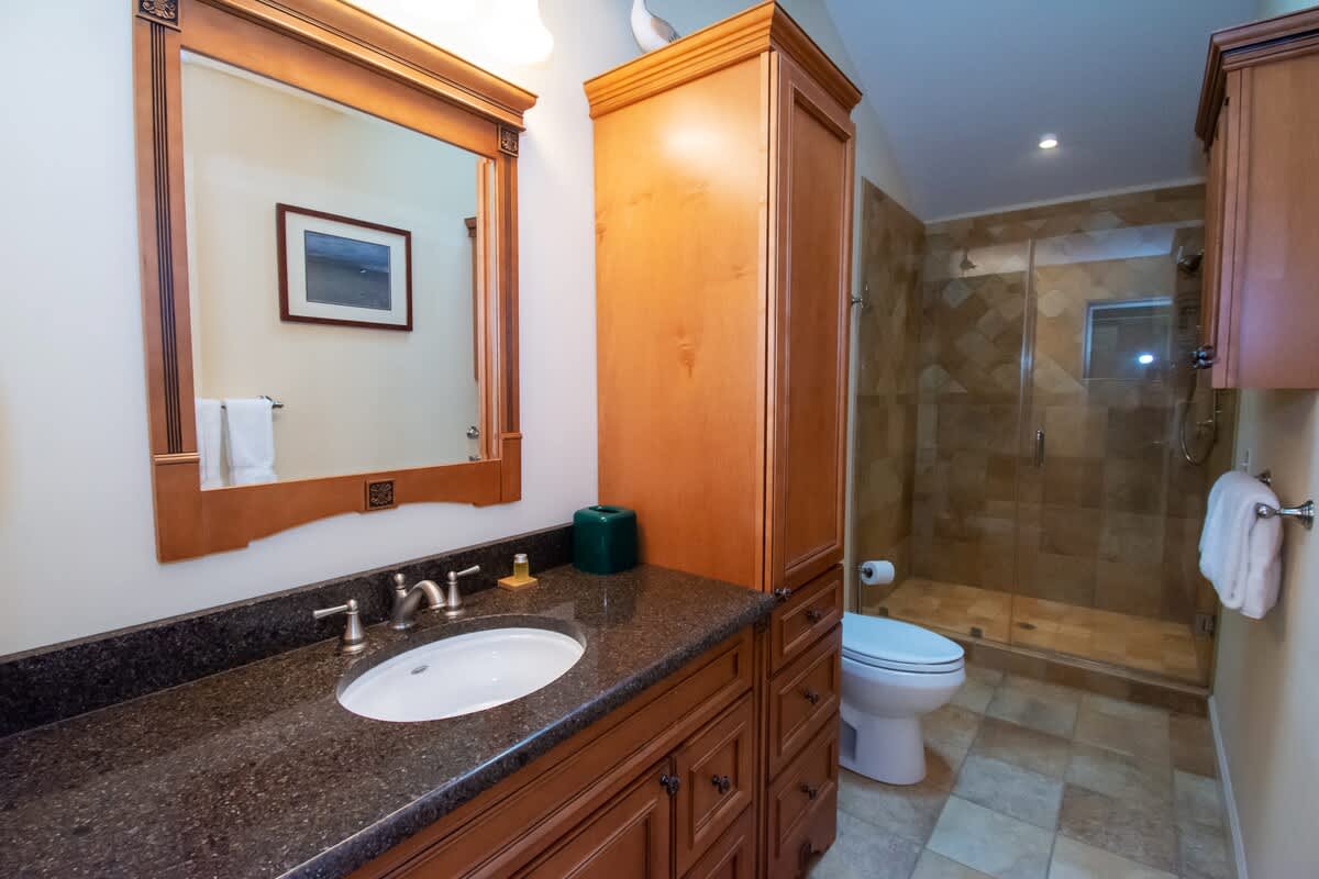 Hall Full Bath for 2 Queen Guest Rooms