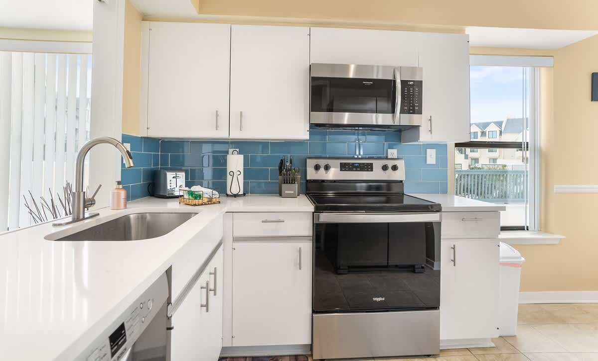 Well-equipped eat in kitchen 