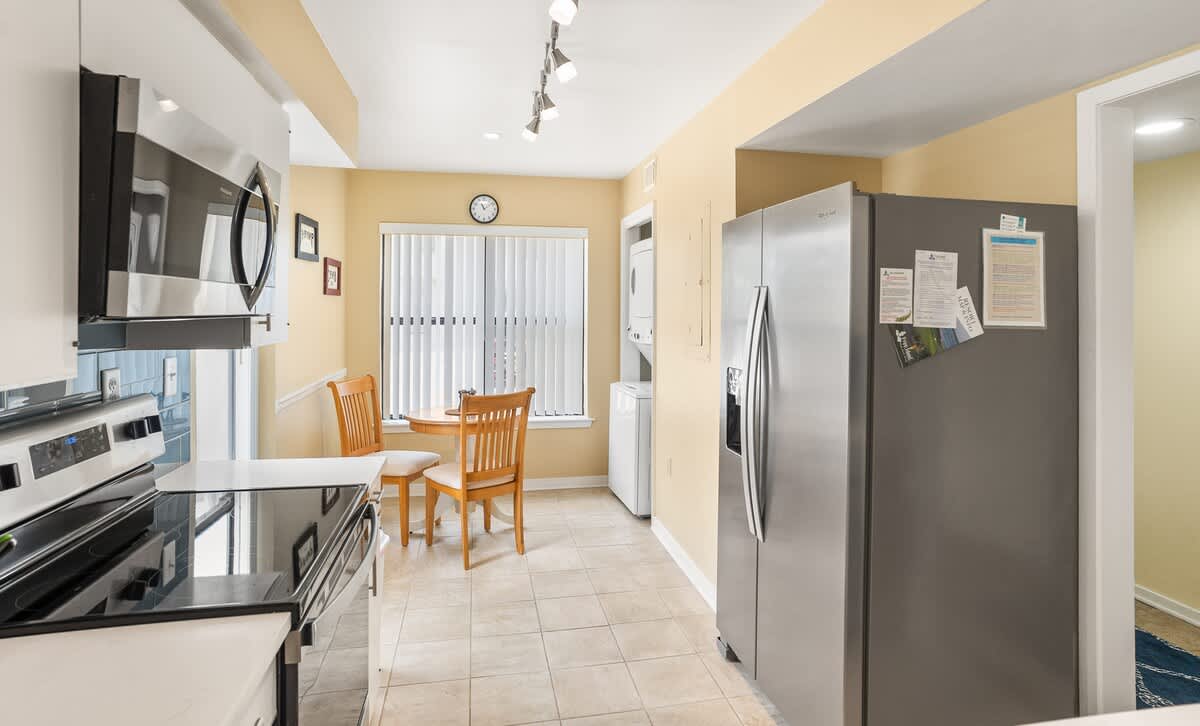 Well-equipped eat in kitchen 