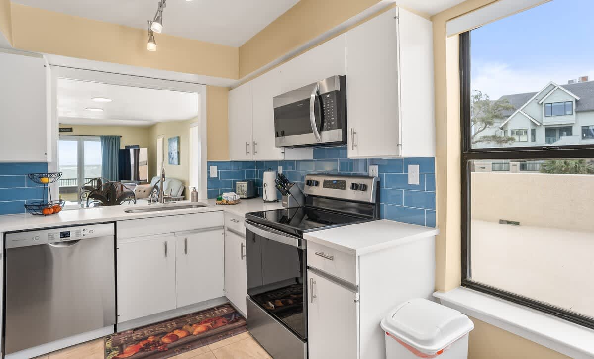 Well-equipped eat in kitchen 