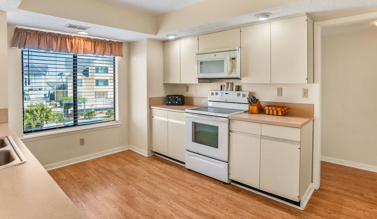 Well equipped kitchen with dining area