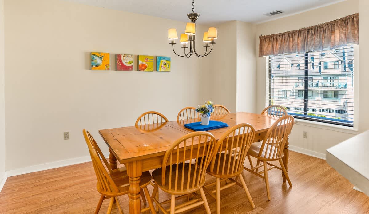 Well equipped kitchen with dining area