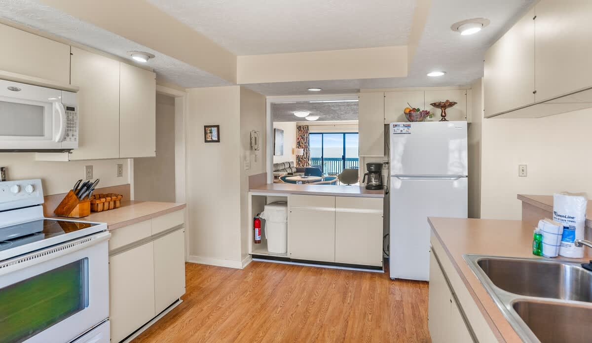 Well equipped kitchen with dining area