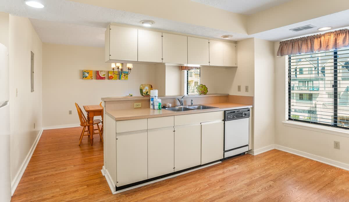 Well equipped kitchen with dining area