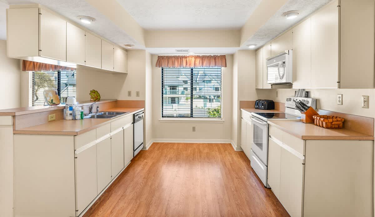 Well equipped kitchen with dining area