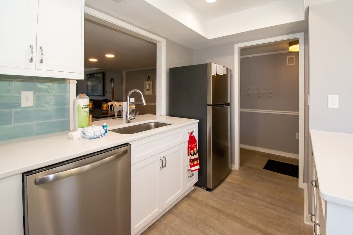 Well-equipped eat in kitchen 