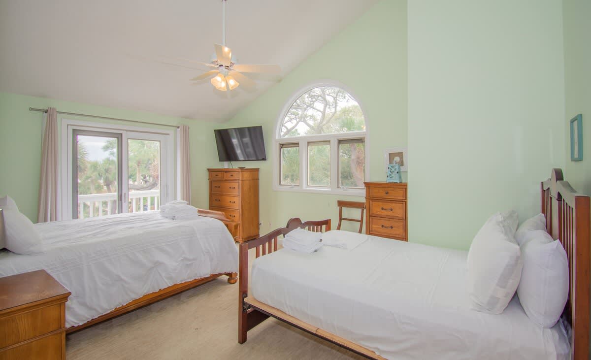 Guest Bedroom With Queen and Full Size bed, En-Suite and Private Balcony 