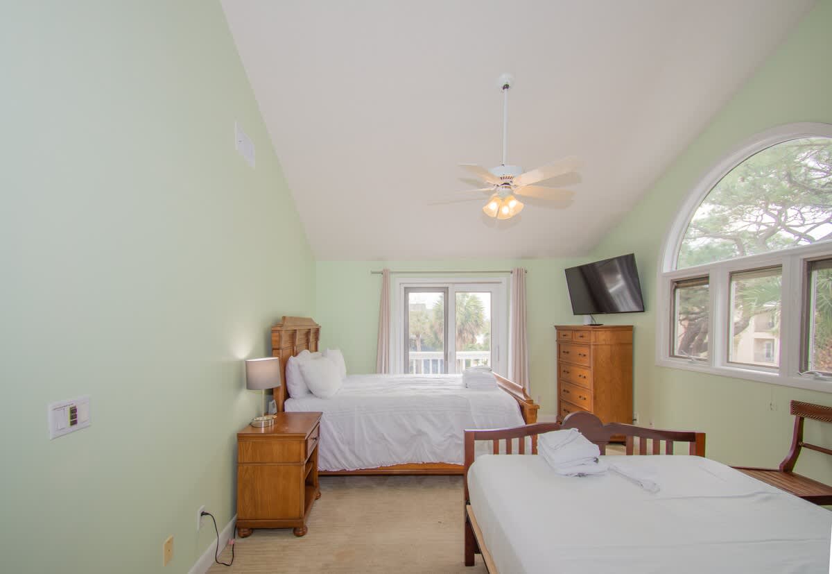 Guest Bedroom With Queen and Full Size bed, En-Suite and Private Balcony 