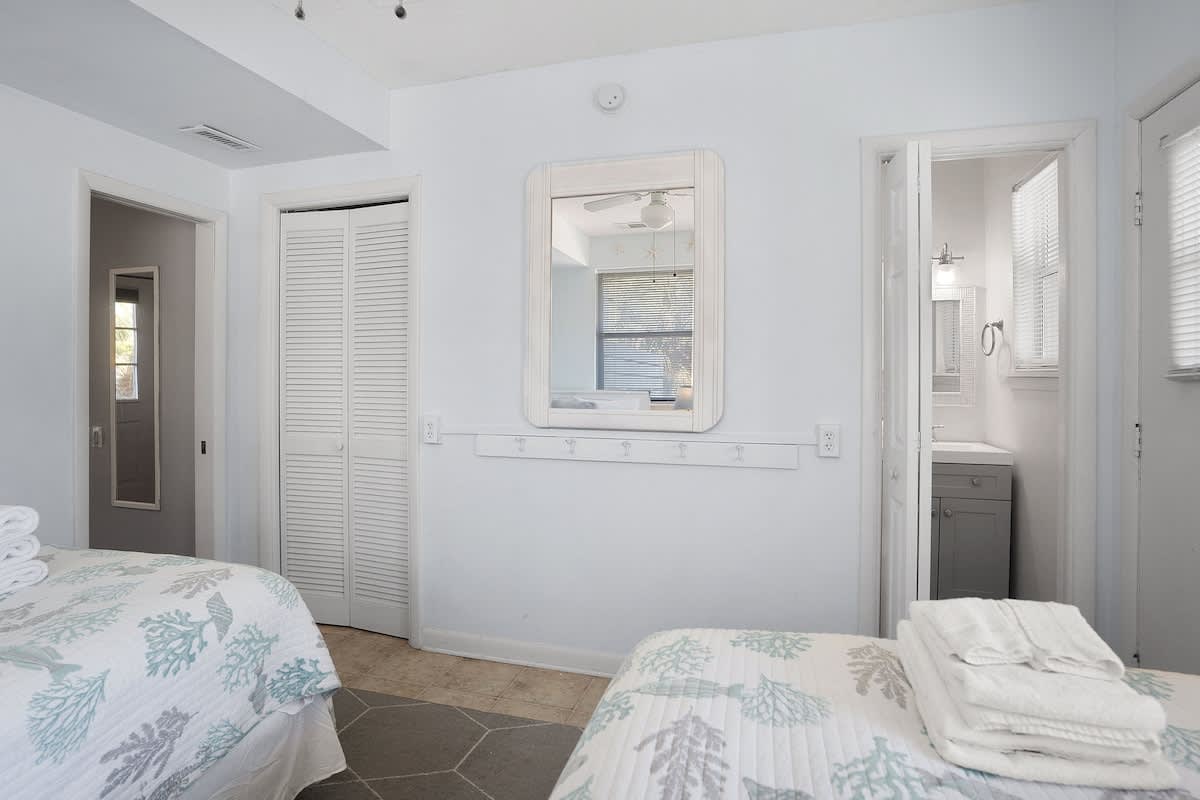 Guest Bedroom Downstairs with Double Beds with En-Suite 