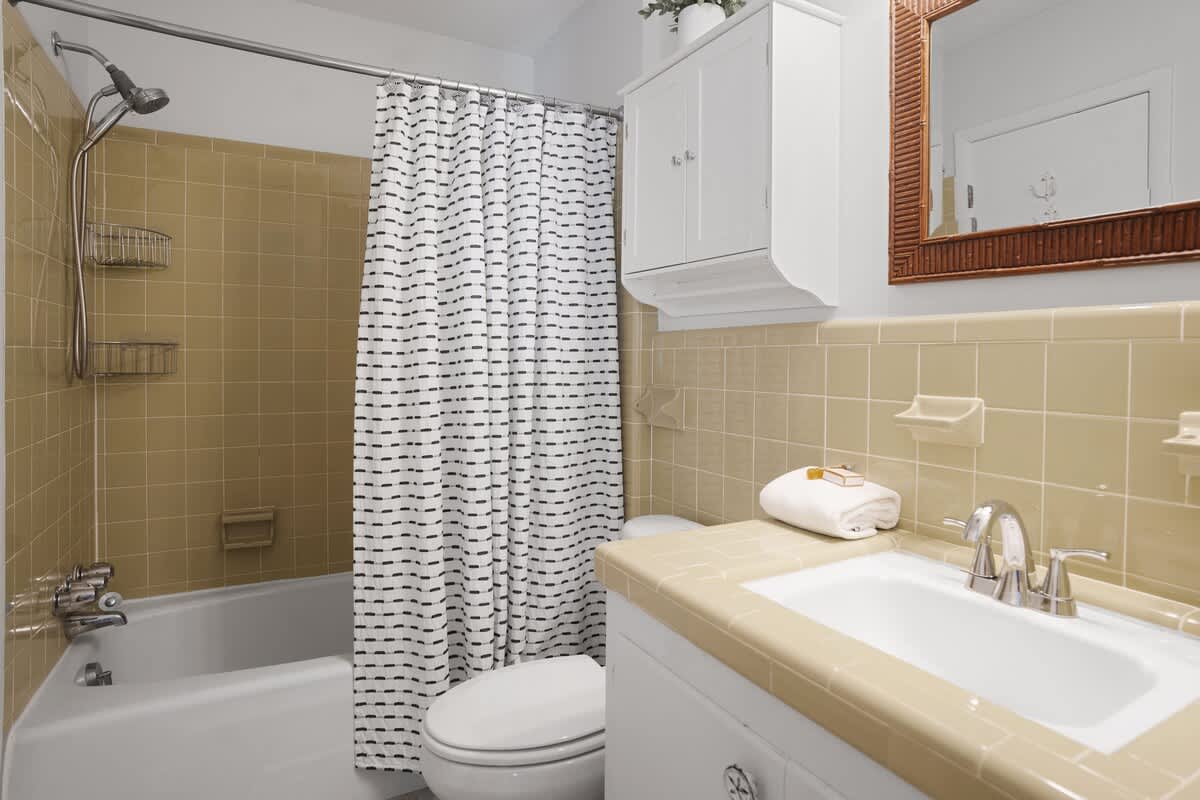 Upstairs En-Suite Full Bathroom with Access from Hall 