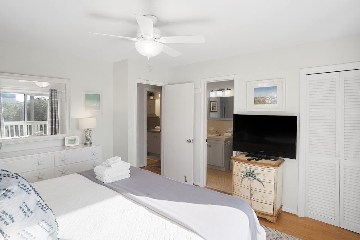 Guest Bedroom with Access to Bathroom 