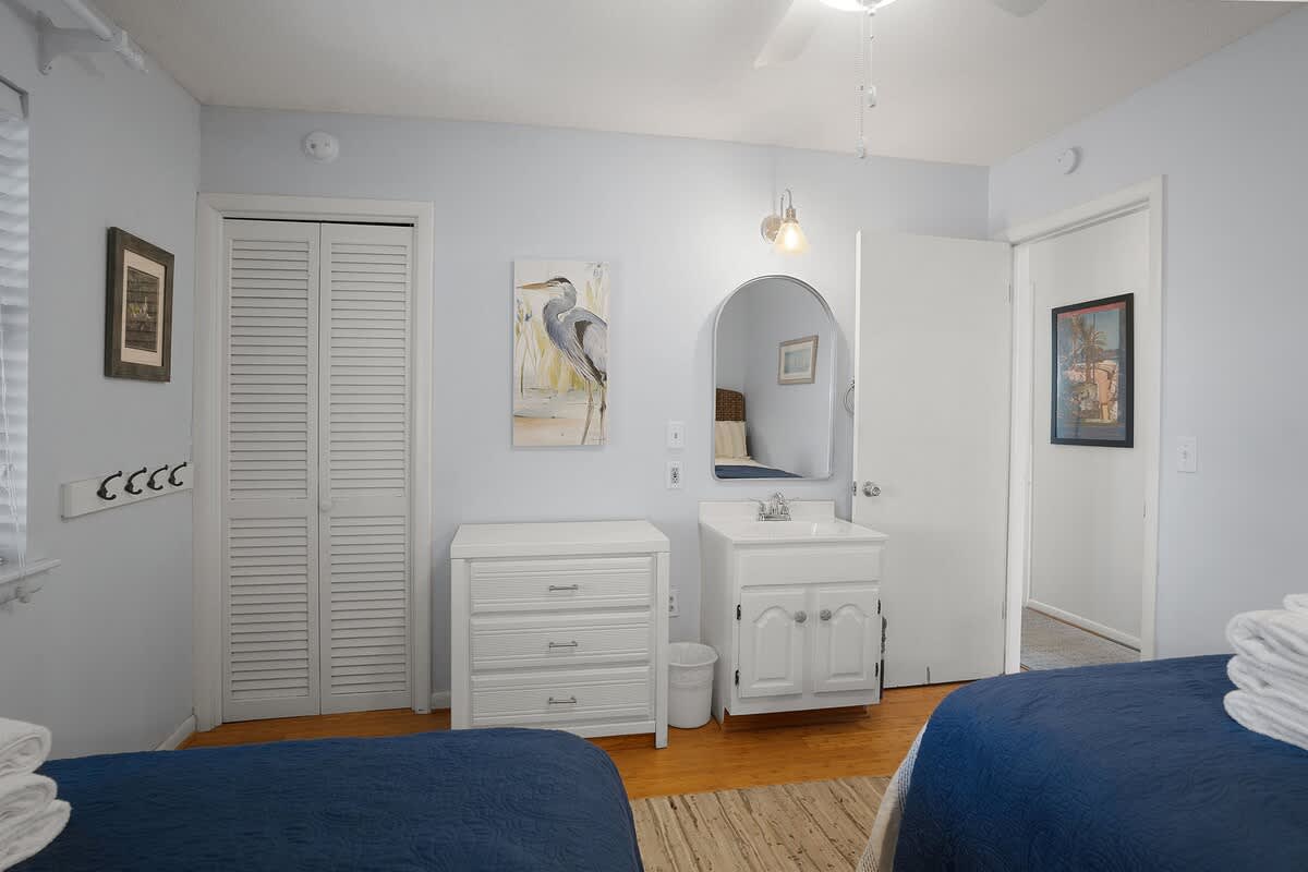 Guest Bedroom Upstairs with 2 Double Beds 