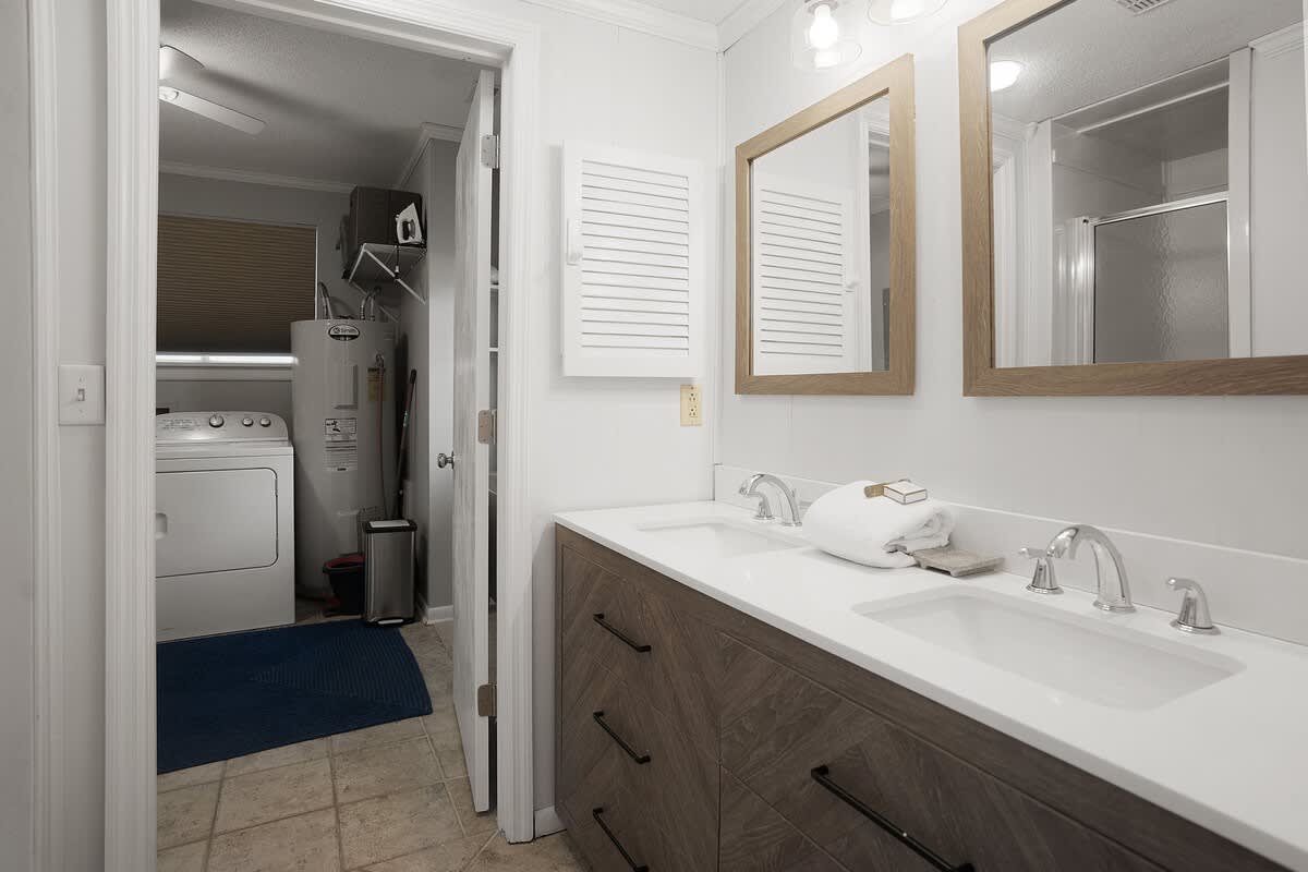 Full Bathroom with Hall Access