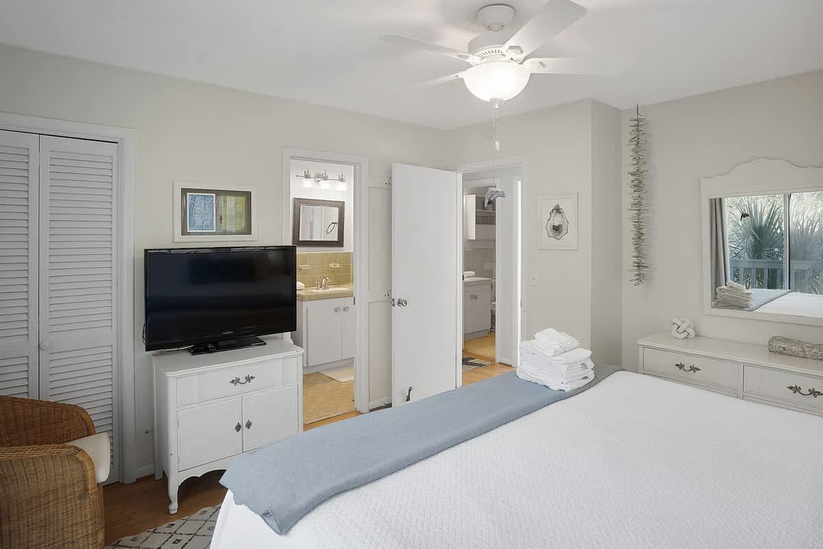 Primary Bedroom with En-Suite with Access from Hall 