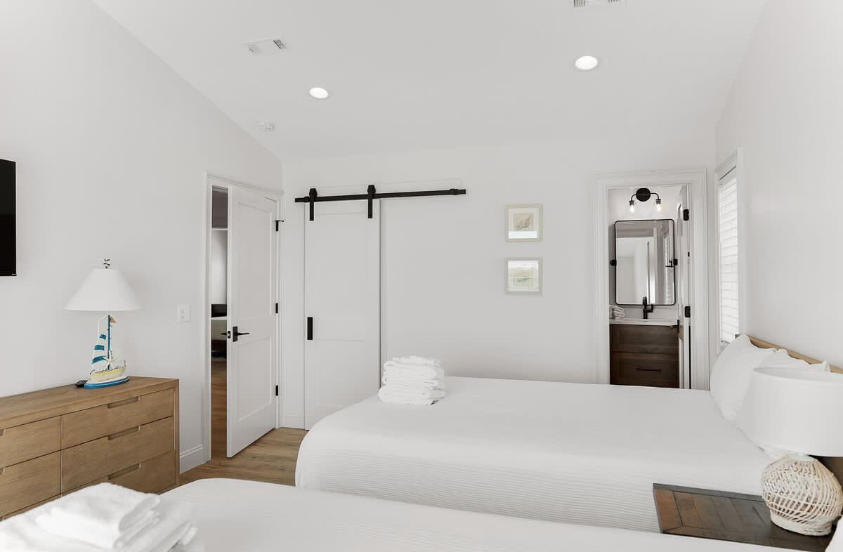 Guest Bedroom with En-Suite and Access to Back Deck 