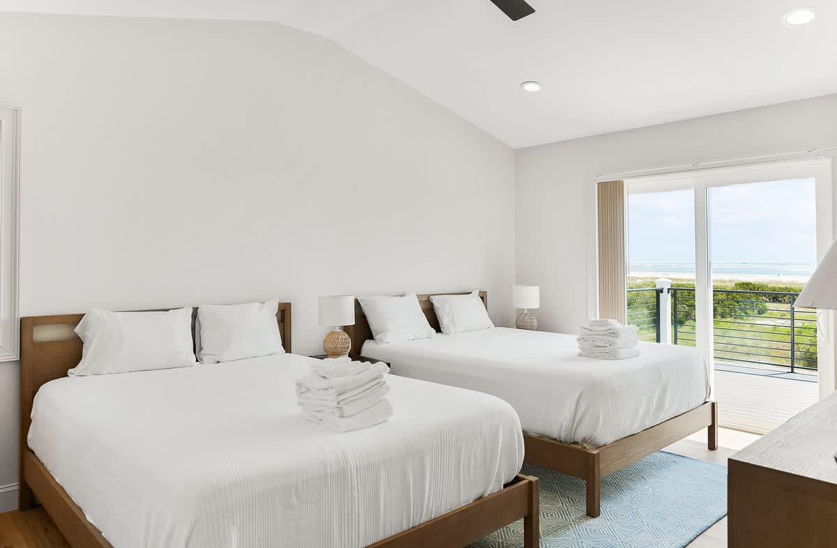 Guest Bedroom with En-Suite and Access to Back Deck 