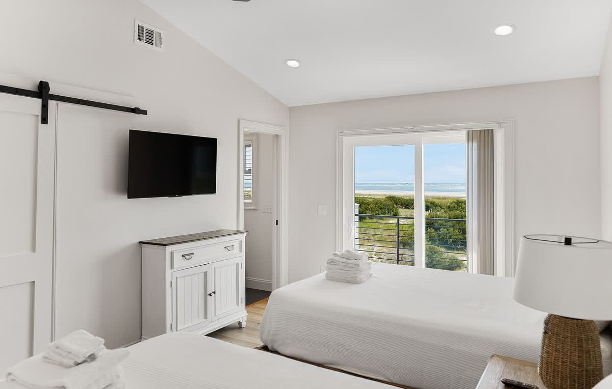 Guest Bedroom with En-Suite and Access to Back Deck 