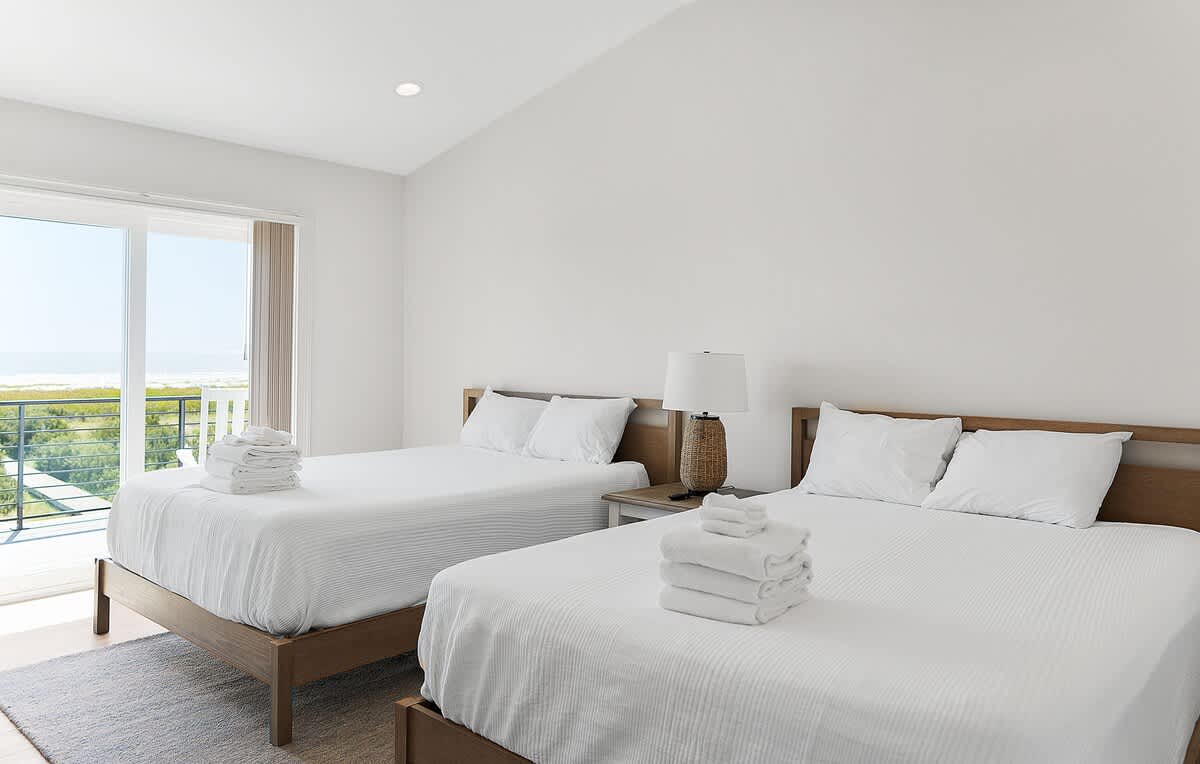 Guest Bedroom with En-Suite and Access to Back Deck 