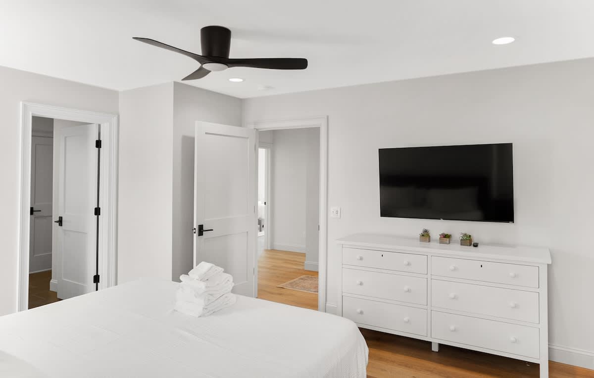 King Bedroom with En-Suite and Small Desk 