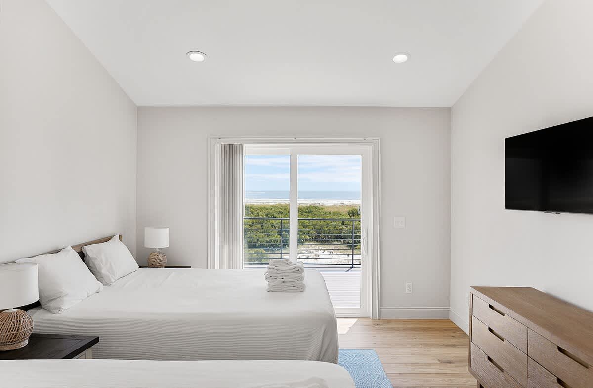 Guest Bedroom with En-Suite and Access to Back Deck 