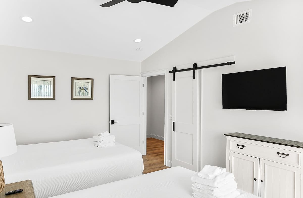 Guest Bedroom with En-Suite and Access to Back Deck 