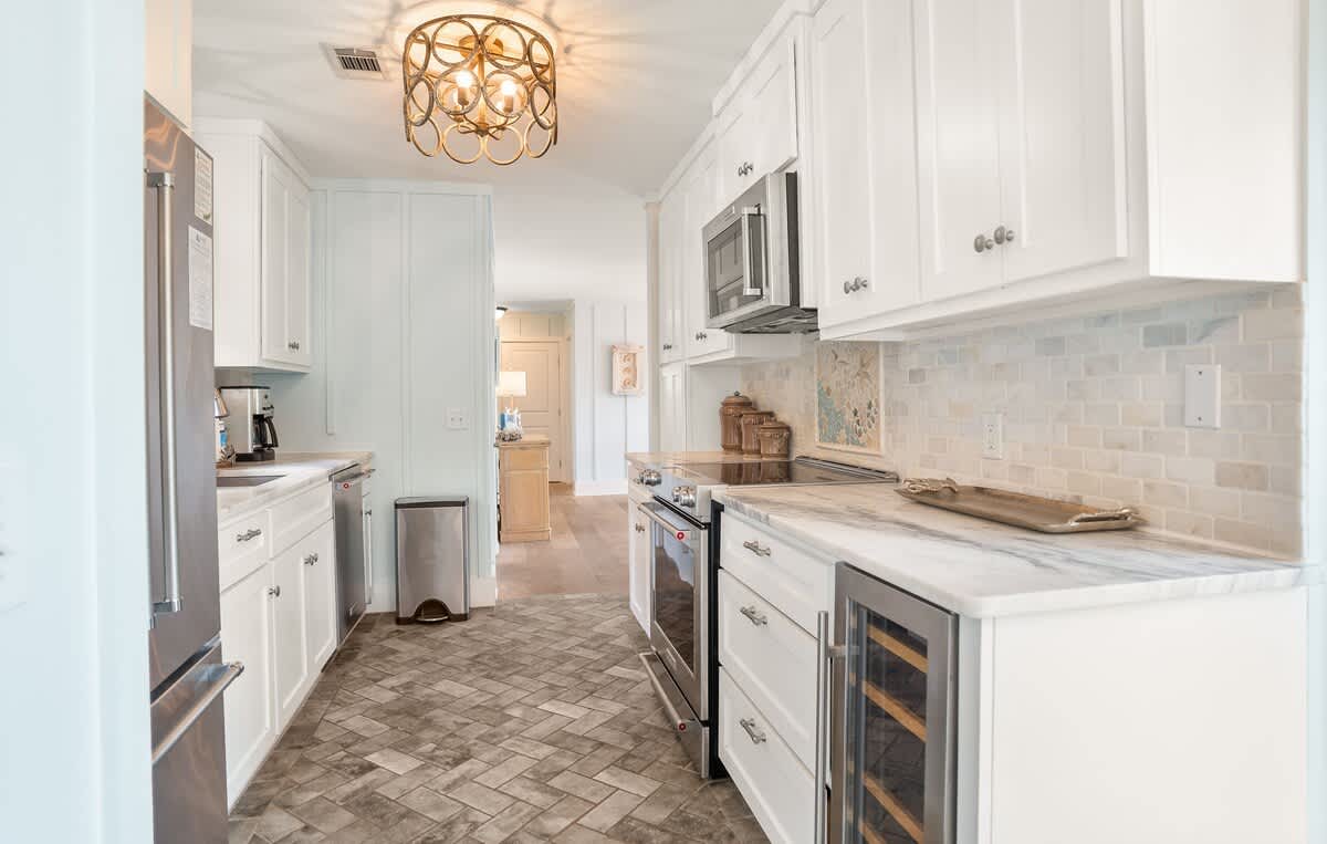 Well equipped kitchen with seating area