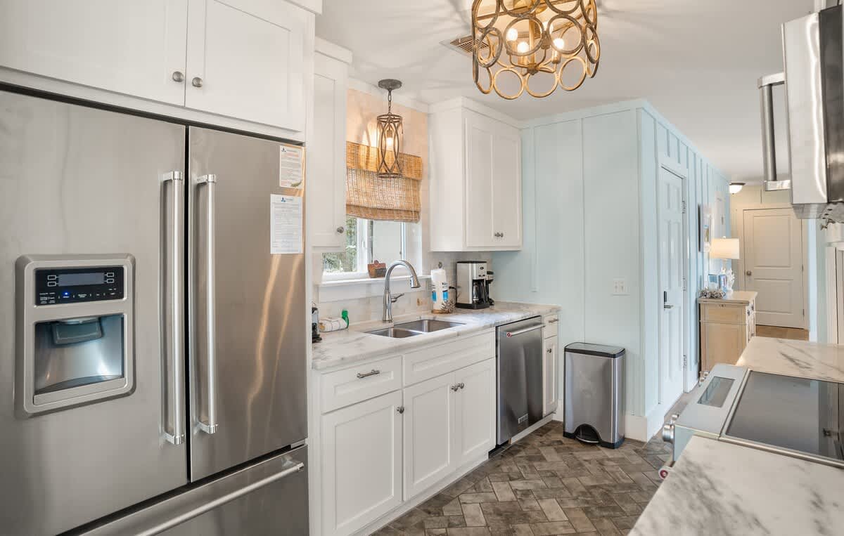 Well equipped kitchen with seating area