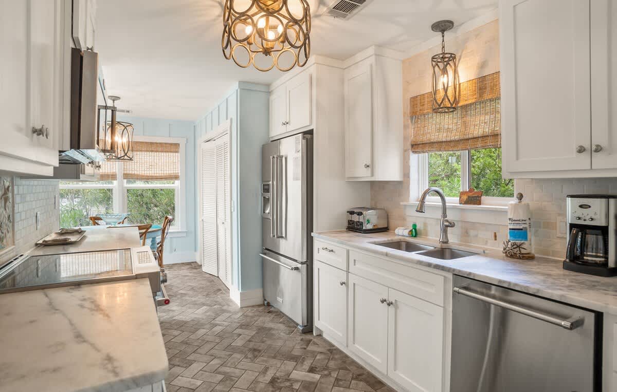 Well equipped kitchen with seating area
