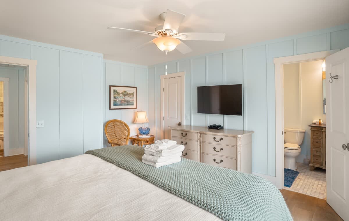 Primary bedroom with en suite bathroom